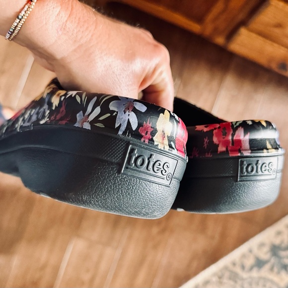 TOTES Waterproof Everywear Bailey Clog in Black Garden Floral - Picture 6 of 16